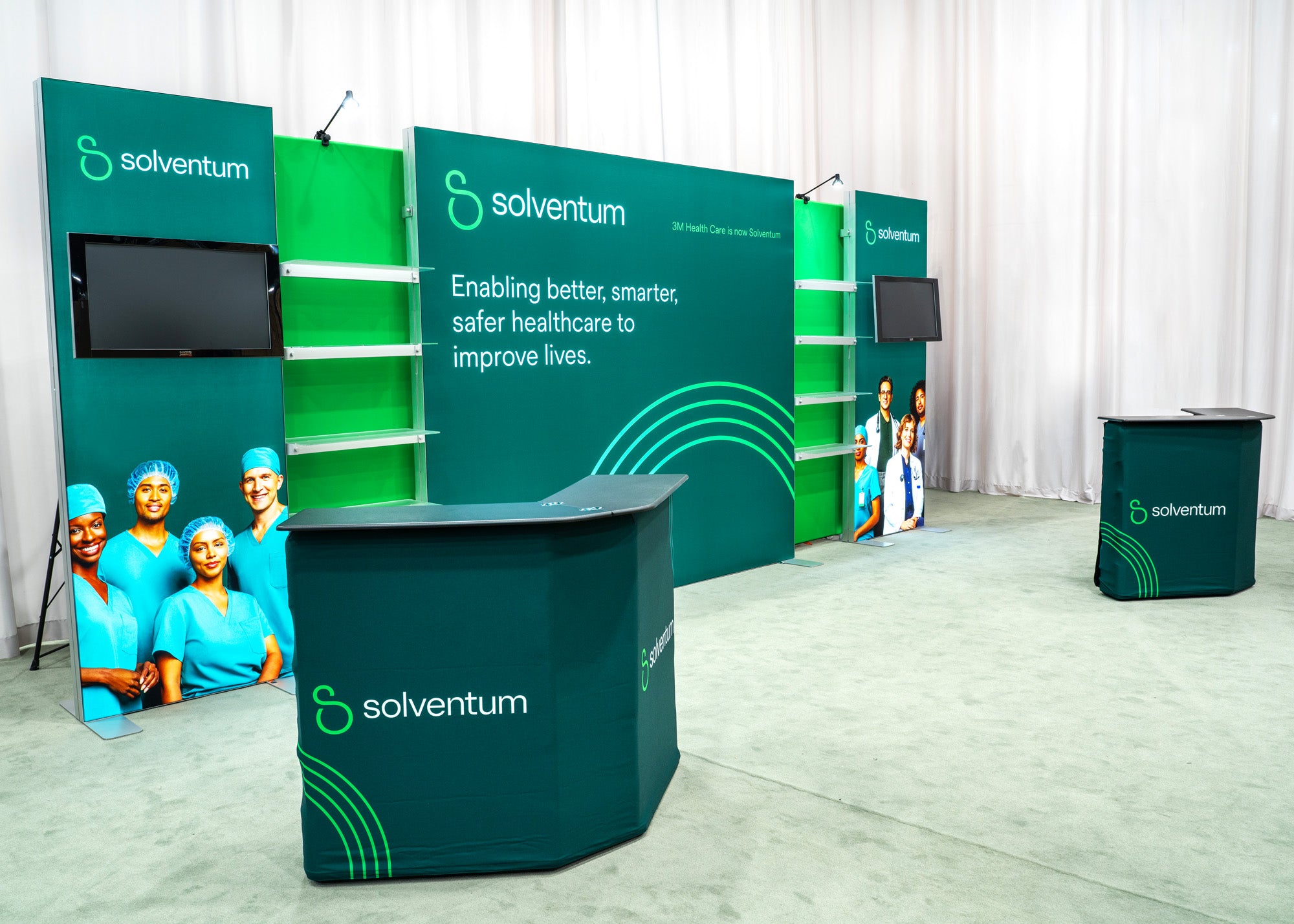 RDT-214 Modular Booth with LED Lightboxes – Featherlite Exhibits